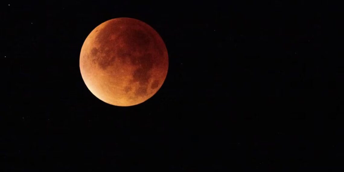 Cómo ver en su máximo esplendor el eclipse lunar total de este viernes 14 de marzo