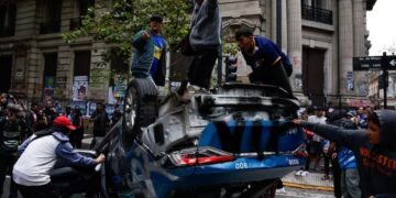 La marcha por los jubilados terminó con incidentes entre los barras y la policía, destrozos, heridos y 124 detenidos
