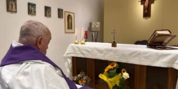 El Vaticano difundió la primera foto del papa Francisco tras más de un mes de internación