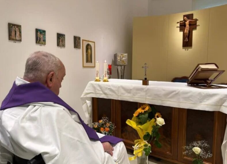 El Vaticano difundió la primera foto del papa Francisco tras más de un mes de internación