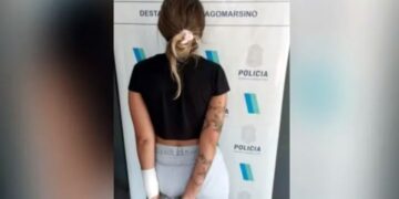 Encontró a su novio teniendo relaciones con otra mujer, quiso prenderlos fuego, pero incendió su casa