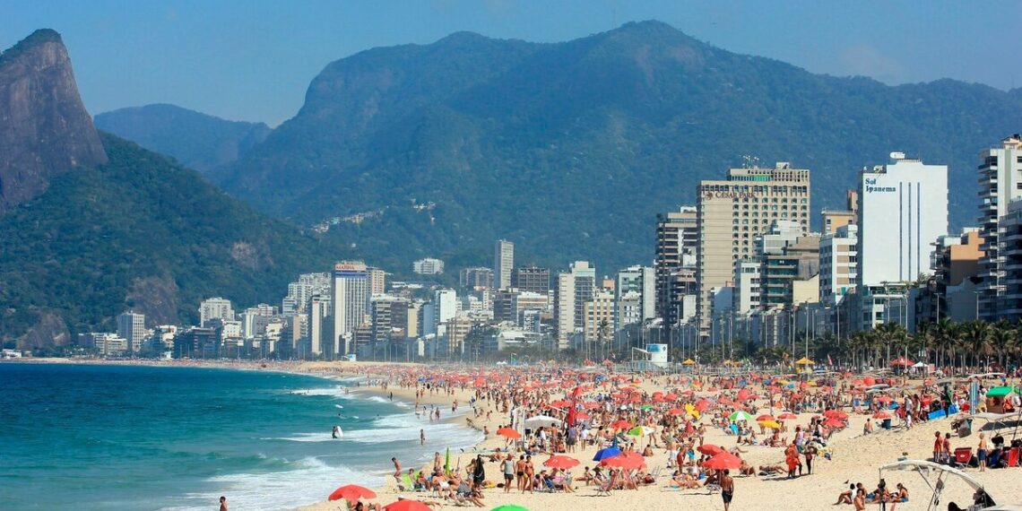En este verano, más de 3,7 millones de argentinos viajaron al exterior, 73% más que el año pasado