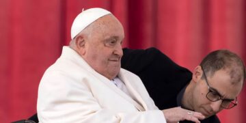 Médico que atendió a Francisco reconoció que el Papa estuvo dos veces al borde de la muerte