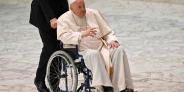 El Vaticano informó que el papa Francisco salió del estado de gravedad