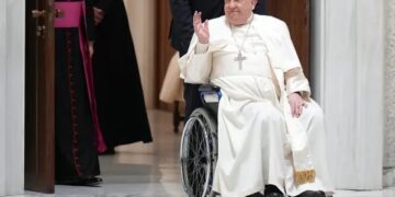 El papa Francisco se encuentra estable y comenzó un tratamiento para recuperar movilidad