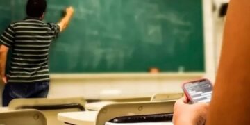 El 54 % de los estudiantes de 15 años se distrae con el celular en clase