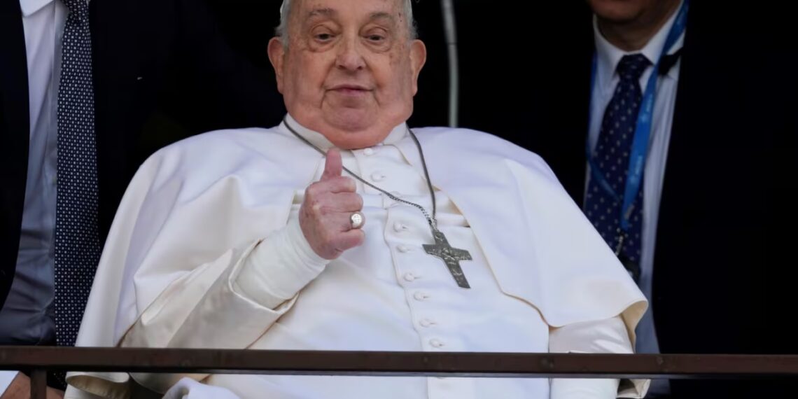 Tras cinco semanas de internación, el papa Francisco volvió a aparecer en público