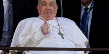 Tras cinco semanas de internación, el papa Francisco volvió a aparecer en público