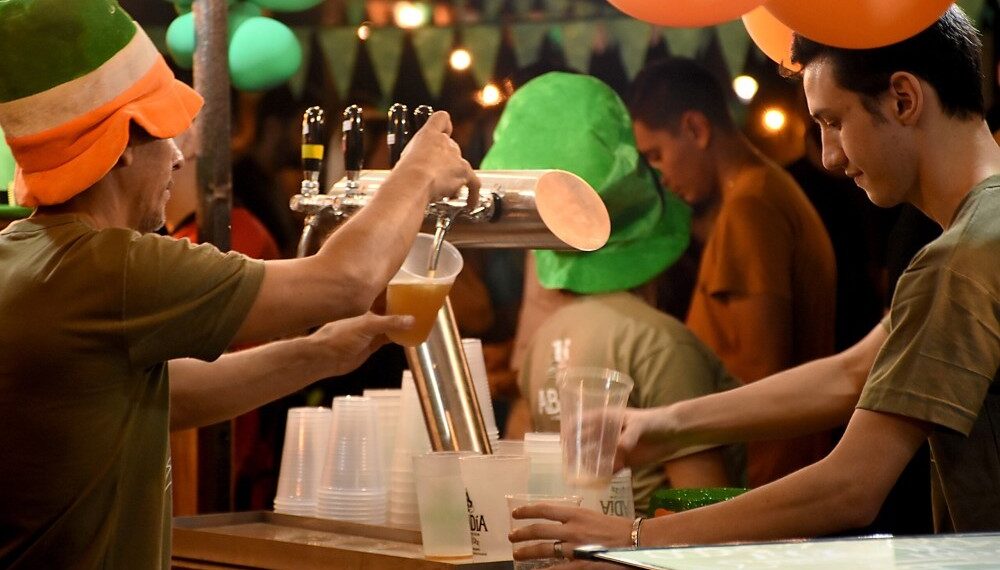 Emprendedores cerveceros se reúnen en la Cascada de Posadas para celebrar a San Patricio