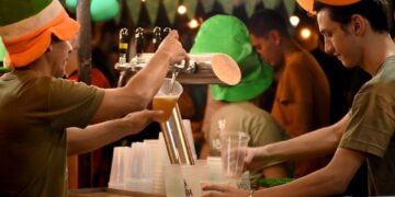 Emprendedores cerveceros se reúnen en la Cascada de Posadas para celebrar a San Patricio