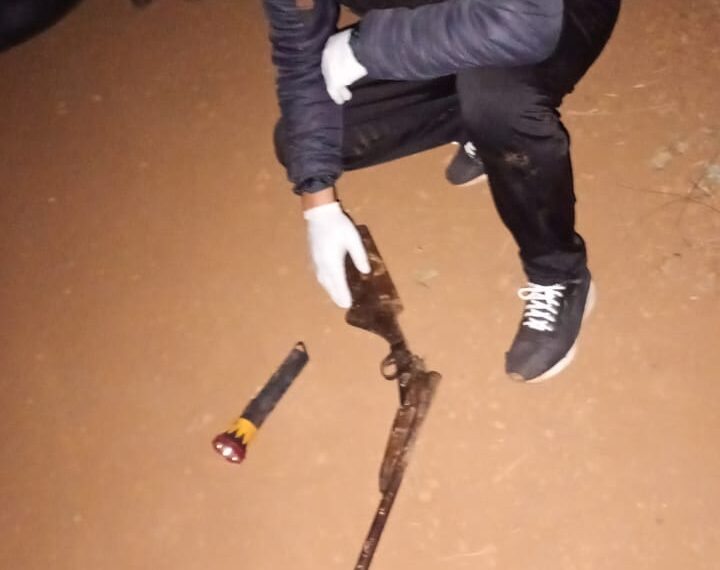 La Policía capturó a un hombre acusado de homicidio en Pozo Azul y secuestró el arma que habría utilizado