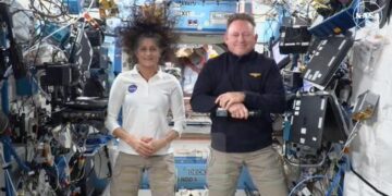 Vuelven a Tierra los astronaustas varados hace nueve meses en la EEI