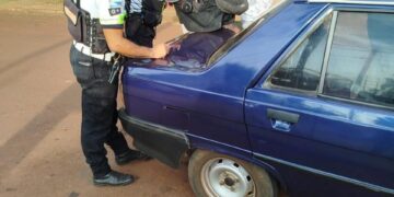 Policías asistieron a una familia en un operativo vial instalándoles el sistema de retención infantil
