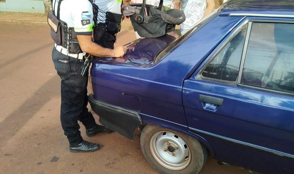Policías asistieron a una familia en un operativo vial instalándoles el sistema de retención infantil