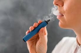 Crece el consumo de cigarrillo electrónico en jóvenes: influencers en la mira y el mito del bajo riesgo