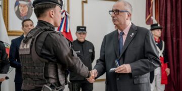Acto de honor y servicio: el gobernador entregó la medalla Guacurarí a agentes de Itaembé Guazú