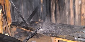 Conflicto vecinal derivó en el incendio de una vivienda en Santa Ana