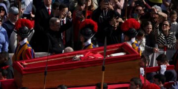 La despedida del papa Francisco: abrieron las puertas de la Basílica de San Pedro para el último adiós de los fieles