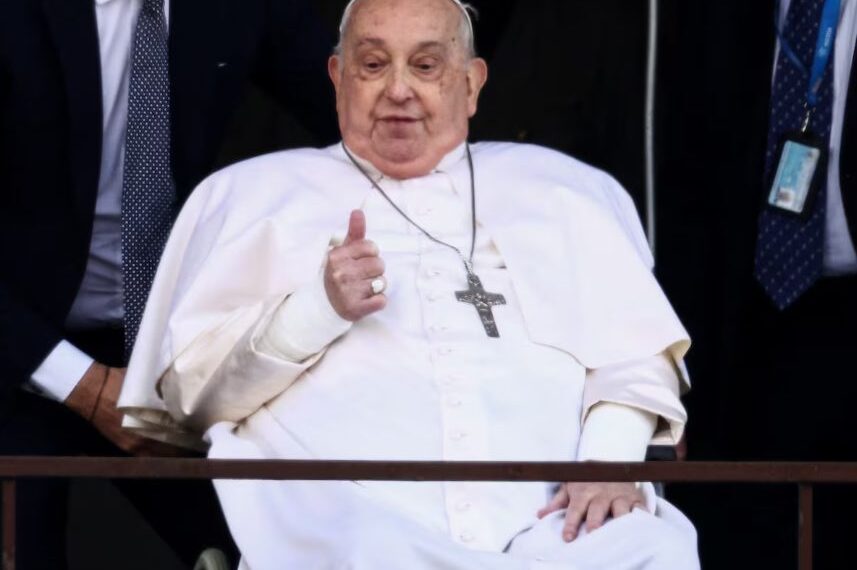 Francisco reapareció y pidió rezar por los más necesitados