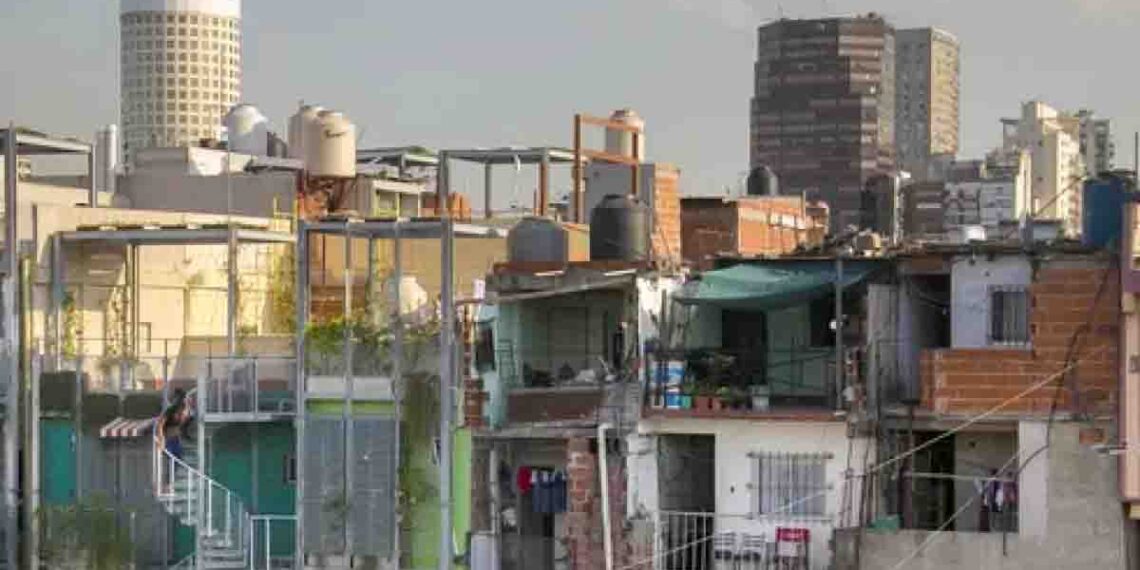 La pobreza en el país bajó al 38,1% en el segundo semestre de 2024, según el Indec