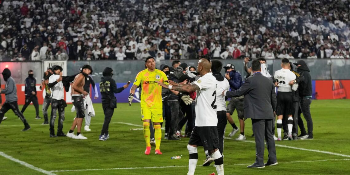 Dos hinchas de Colo-Colo murieron en una avalancha y la barra irrumpió en la cancha para suspender el partido