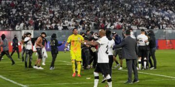 Dos hinchas de Colo-Colo murieron en una avalancha y la barra irrumpió en la cancha para suspender el partido