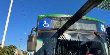 Posadas: Un colectivo urbano chocó con perfiles de hierro que sobresalían de la carga de un camión