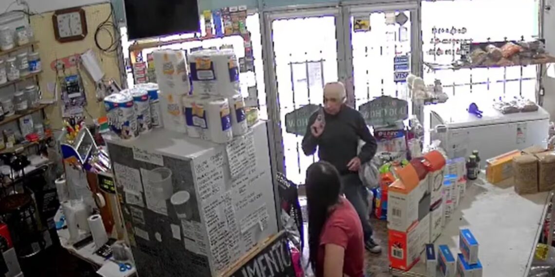 Un jubilado asaltó una dietética y tuvo que convencer a la empleada de que no era un chiste