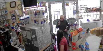 Un jubilado asaltó una dietética y tuvo que convencer a la empleada de que no era un chiste