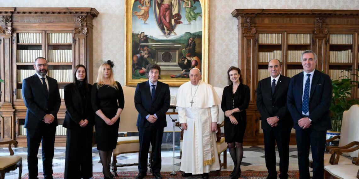 Javier Milei viajó a Roma para asistir al funeral del papa: no tendrá bilaterales con otros líderes