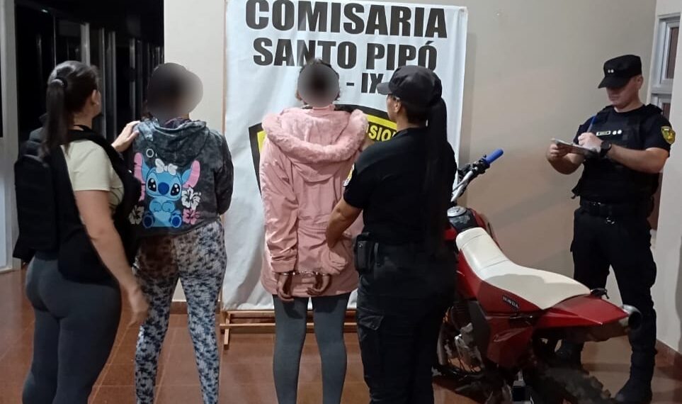 Circulaban con una moto robada y para no ser detenidas atacaron con los cascos a los uniformados