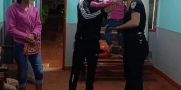 Policías resguardaron a tres menores de entre 1 a 4 años abandonados en la vía Pública