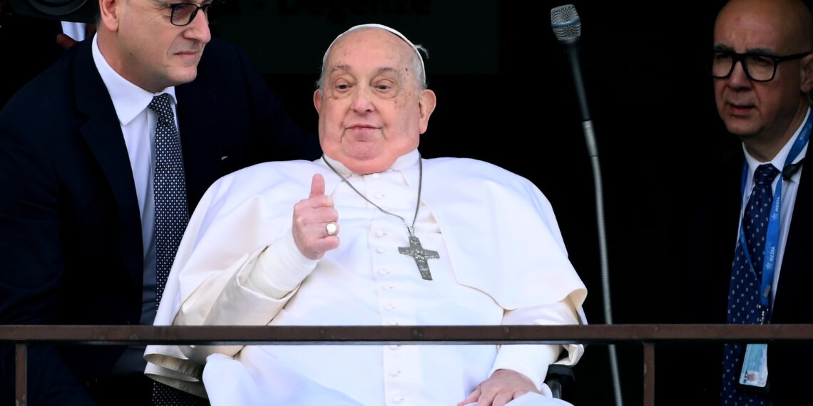 El médico del papa Francisco reveló cómo fueron los últimos minutos antes de morir