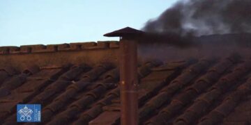 Fumata negra: los cardenales no lograron elegir un nuevo Papa en el primer día de Cónclave