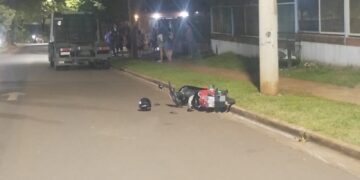 Una mujer motociclista falleció tras chocar contra un camión