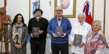 Passalacqua recibió ejemplares de la primera edición en guaraní de “Platero y yo”, que serán distribuidas en instituciones educativas de la región