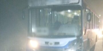 Dos fallecidos en choque entre una moto y un colectivo