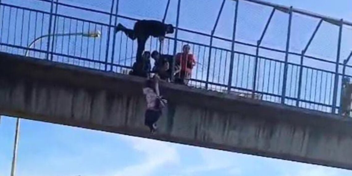 La Policía rescató a una mujer en situación de crisis en un puente peatonal de Garupá