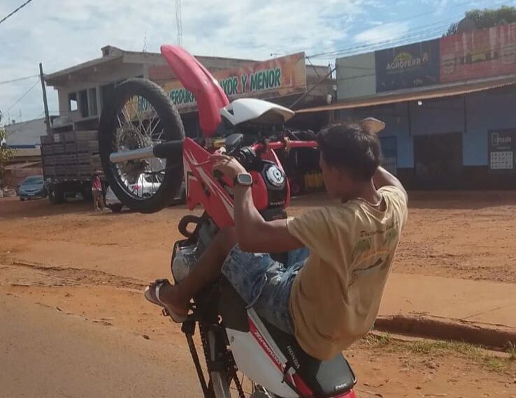 Iguazú: realizaba maniobras peligrosas con una moto robada y terminó tras las rejas