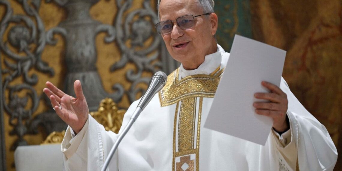 En su misa de asunción, el Papa León XIV recordó al Papa Francisco e hizo un llamado a la paz