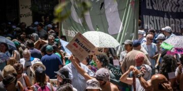 El Gobierno nacional limitó el derecho a huelga con un nuevo DNU que amplía los servicios esenciales