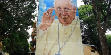 Mural para homenajear al Papa Francisco se puede apreciar en una esquina de Posadas