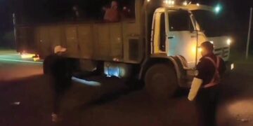 Detectan a 13 trabajadores rurales transportados peligrosamente en la carrocería de un camión