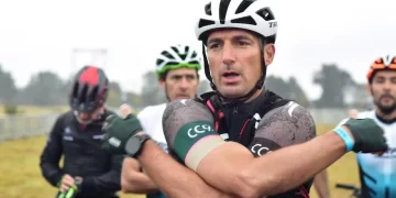 Scaloni participó en una popular carrera de ciclismo en Córdoba y desató la locura
