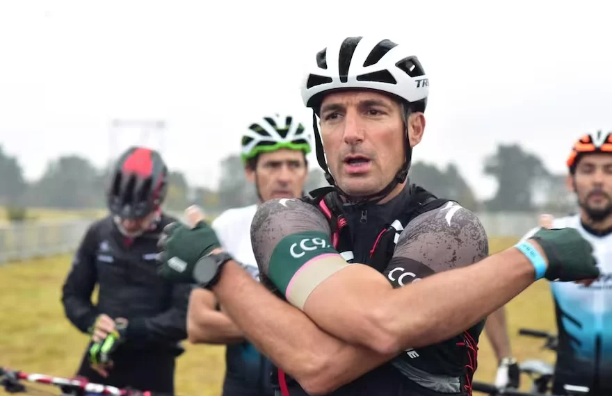 Scaloni participó en una popular carrera de ciclismo en Córdoba y desató la locura