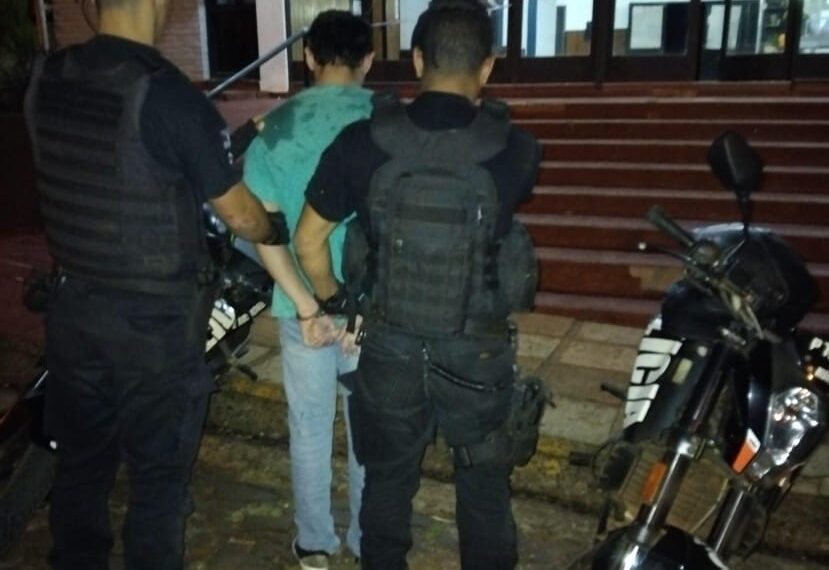 Detuvieron a un motociclista que realizaba “Willy” y embistió a un policía en un control