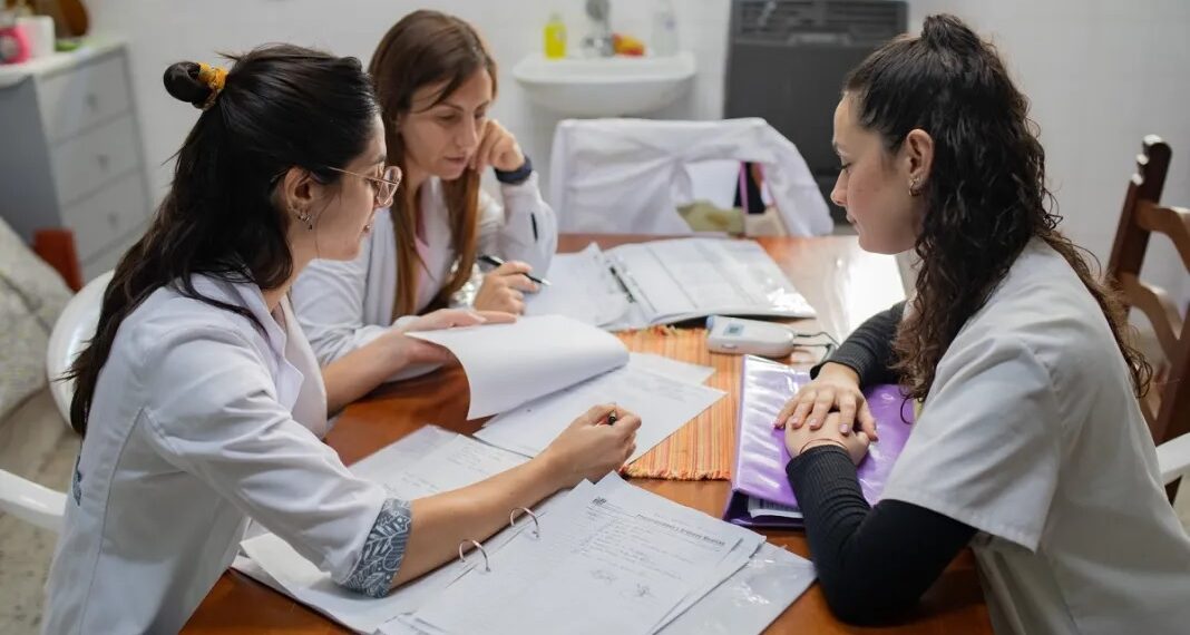 Los médicos formados en universidades argentinas tendrán prioridad para ingresar en las residencias