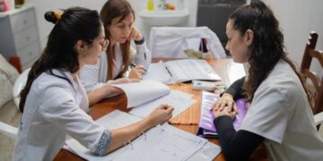Los médicos formados en universidades argentinas tendrán prioridad para ingresar en las residencias