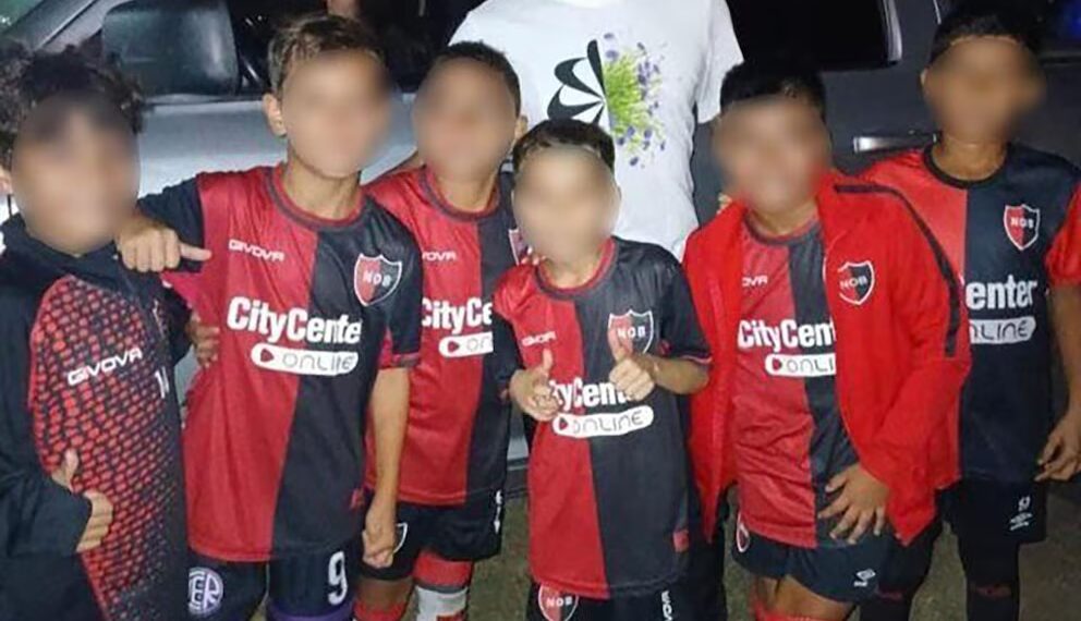 Polémica en Rosario: Newell’s sancionó a seis niños de las inferiores tras fotografiarse con un jugador de Central