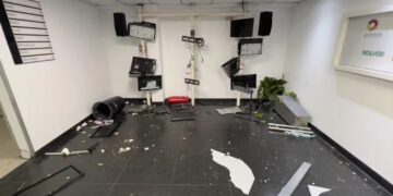 Militantes kirchneristas irrumpieron en el edificio de TN y Canal 13 tras la condena a Cristina Kirchner